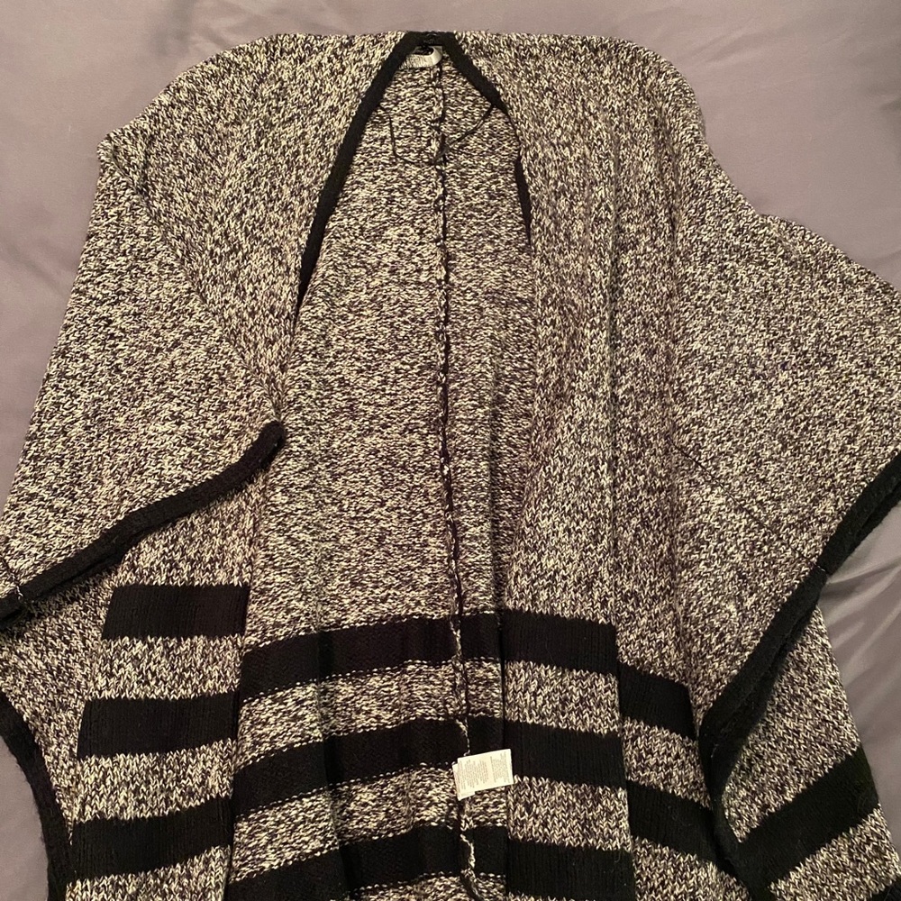 Super Soft Black & White Cape